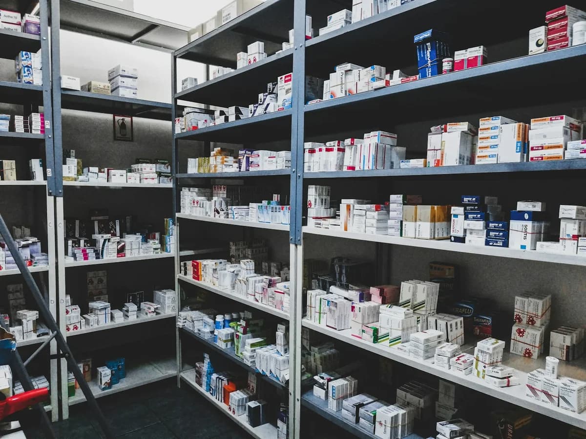 Scaffali di una farmacia