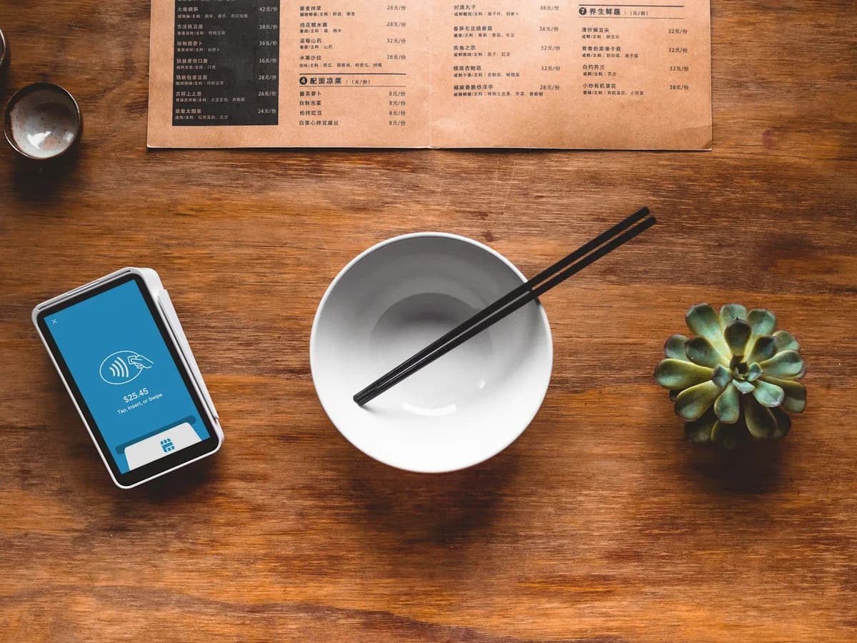 Ordine al tavolo con smartphone in un ristorante