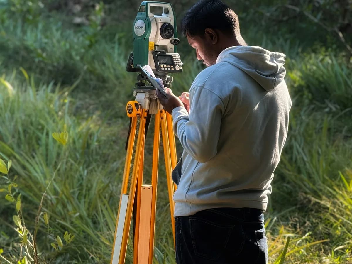 Rilevamento dati sul campo con strumentazione topografica